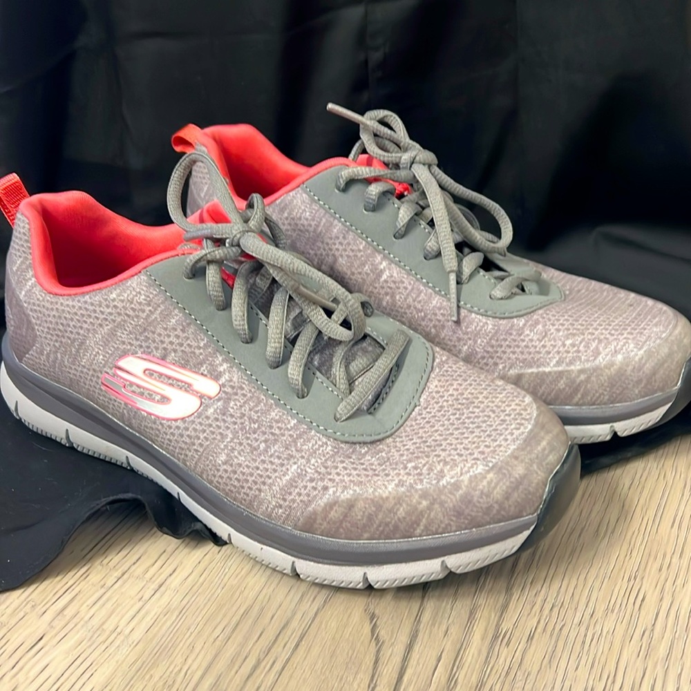 Skechers Relaxed fit  slip-resistant  shoes size 8.5 NEW